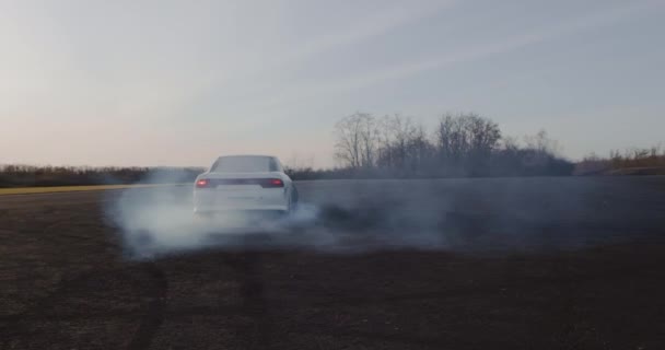 Pneus de voiture modernes brûlant pendant la dérive — Video