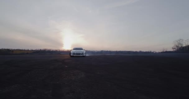 Véhicule rapide dérivant au coucher du soleil — Video