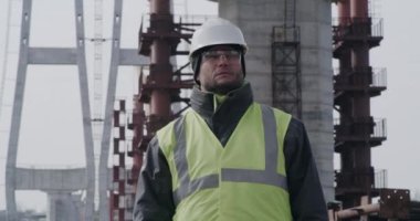 Köprü inşaatında erkek müteahhit