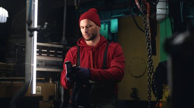 Meslektaşının yanında erkek tamirci temizliği.