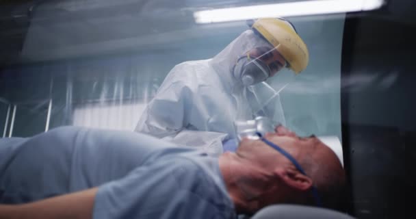 Solunum cihazındaki yaşlı adam doktorla konuşuyor. — Stok video
