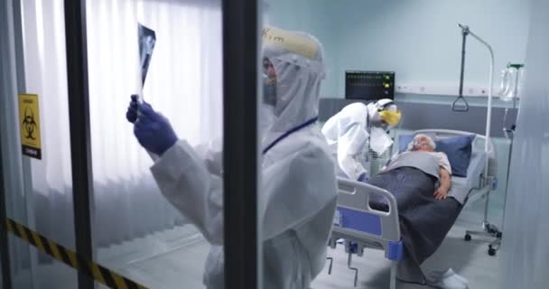 医師はコロナウイルス患者の近くで肺スキャンを調べる — ストック動画