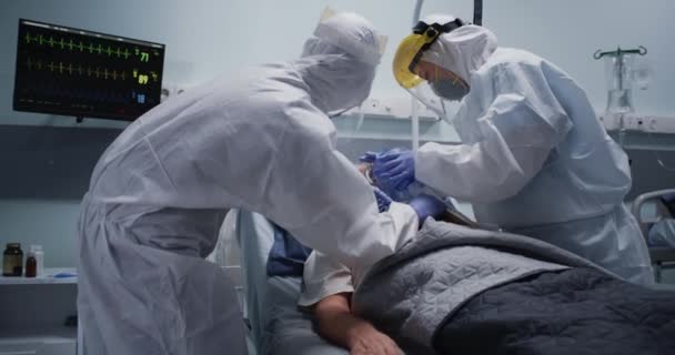 Doctors pumping oxygen into senior patient — Stock Video