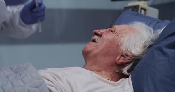 Pacient în vârstă țipând în timpul testului de coronavirus — Videoclip de stoc