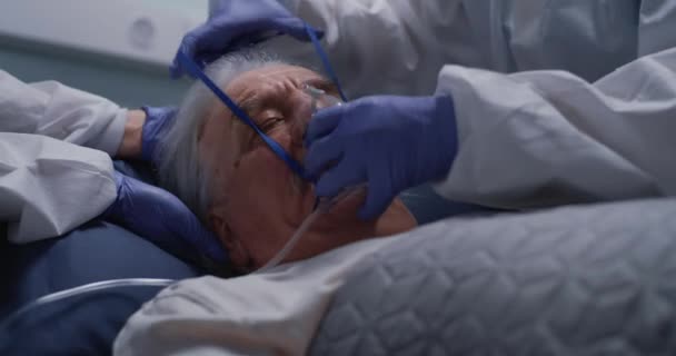 Oříznout lékaře pomáhá staršímu muži dýchat — Stock video