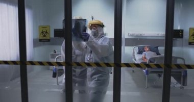 Doktor meslektaşımla röntgen taramasını tartışıyor.