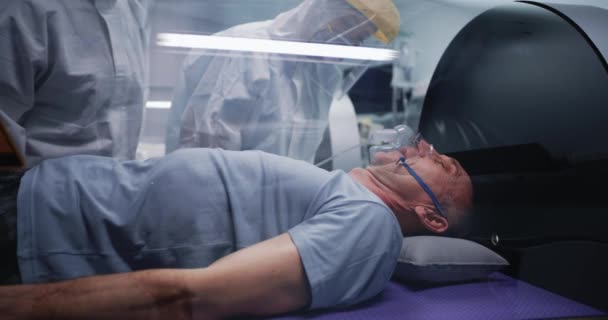 Doktorlar hiperbarik odada yaşlı adamı tartışıyor. — Stok video