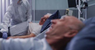 COVID koğuşundaki doktorların yanında konuşan yaşlı hastalar