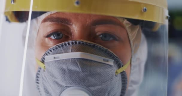 Müder Arzt zieht Atemschutzmaske und Gesichtsschutz aus — Stockvideo