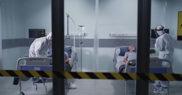 Orvosok és betegek a coronavirus kórteremben a kórházban — Stock videók