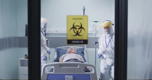 Médicos que trabajan con pacientes en la sala de coronavirus — Vídeos de Stock