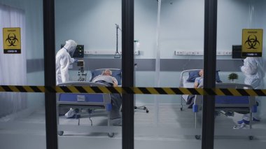 Coronavirus koğuşundaki doktorlar ve hastalar