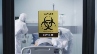 Koronavirüs koğuşunda hastalarla çalışan doktorlar.