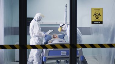 COVID koğuşundaki hastalarla iletişim kuran doktorlar