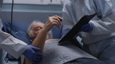 Kıdemli adam mahsul doktorlarına mesaj yazıyor.