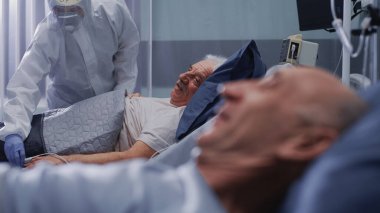 COVID koğuşundaki doktorların yanında konuşan yaşlı hastalar