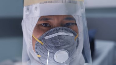 Kameraya bakan Asyalı doktor