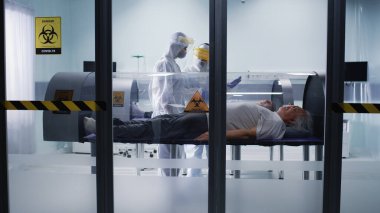 Doktorlar hiberbarik odalardaki COVID hastalarını kontrol ediyorlar.