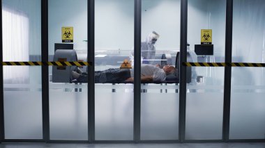 Doktorlar hiberbarik odalardaki COVID hastalarını kontrol ediyorlar.