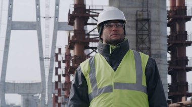 Köprü inşaatında erkek müteahhit