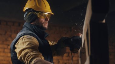 Erkek katılımcı ahşap yapıyı şekillendiriyor