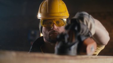 Tahta şekillendiren profesyonel marangoz.