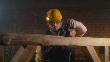 Erkek katılımcı tahtayla çalışıyor