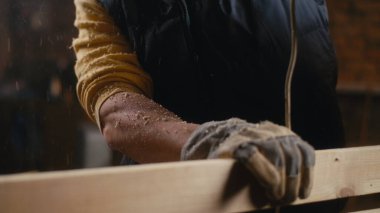 Ekin adam doğramacıda ahşapla çalışıyor.