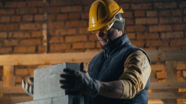 Erkek müteahhit çalışırken öksürüyor.