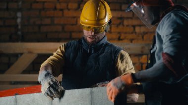 Çok ırklı müteahhitler tuğla duvar önlemlerini tartışıyor