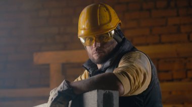 Tuğla binada erkek müteahhit