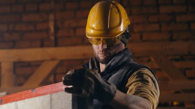 Erkek müteahhit tuğla duvar ölçüsü