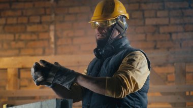 İş sırasında burnunu temizleyen erkek müteahhit.