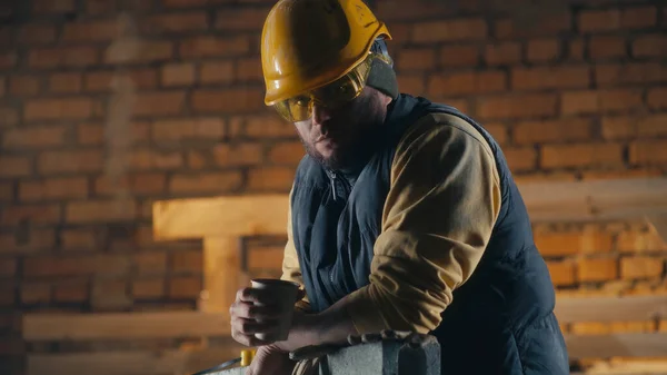 Homme boire une boisson chaude sur le chantier de construction — Photo