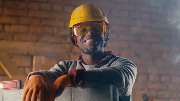 Hombre negro alegre en el sitio de construcción — Foto de Stock