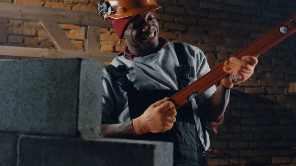 Hombre afroamericano cantando en obra — Foto de Stock