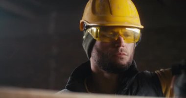 Atölyede odun şekillendiren odaklı marangoz