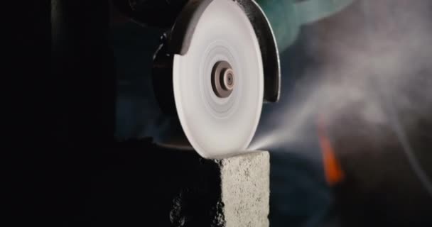 Entrepreneur anonyme lignes de coupe sur brique de béton — Video
