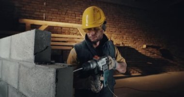 İnşaat alanında sondaj yapan adam.