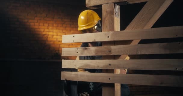 Placas de corte homem na estrutura de madeira — Vídeo de Stock