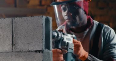 Afrikalı Amerikalı inşaat işçisi tuğla duvar kazıyor