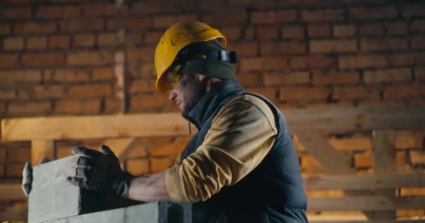 Constructor masculino tosiendo durante el trabajo — Vídeo de stock