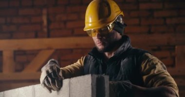 Erkek müteahhit tuğla duvar ölçüsü