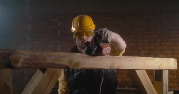 Carpeta masculina que trabaja con madera — Vídeo de stock