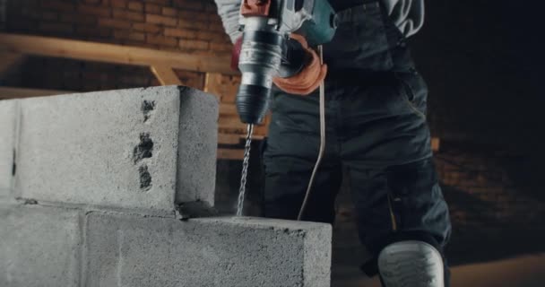 Культурний будівельник буріння бетонної цегли — стокове відео