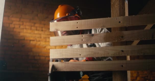 Panneaux de bois de coupe noir menuisier — Video