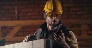 İnşaat alanında telefona cevap veren adam.