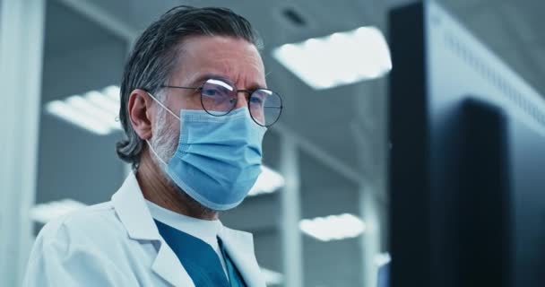 Lekarz w średnim wieku korzystający z komputera w laboratorium — Wideo stockowe