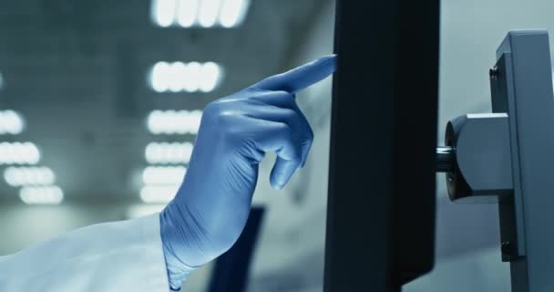 Médico de cultivo usando computadora en laboratorio de ADN — Vídeos de Stock