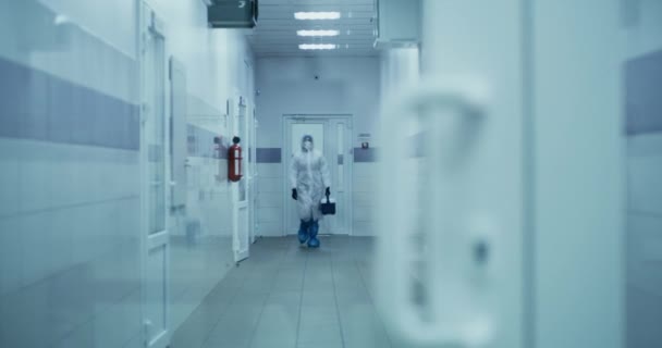 Läkare som bär låda i labbkorridoren — Stockvideo